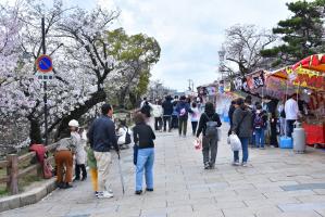 お城の前の露店と人の様子