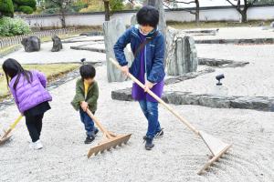 青海波体験をする親子