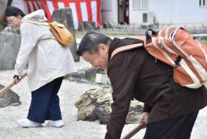 青海波体験をする男性