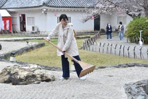 青海波体験をする女性