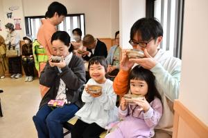 お抹茶を飲む家族