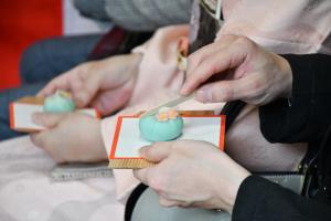 桜の花びらの飾りがついた和菓子