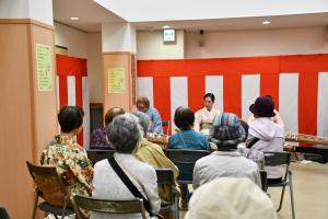 邦楽演奏を聴く人たち