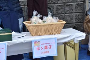 かごに入れられたポン菓子