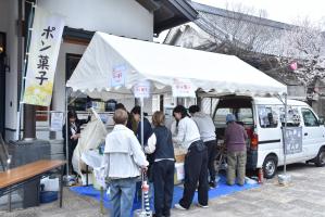 ぽん菓子の売り場に並ぶ人たち