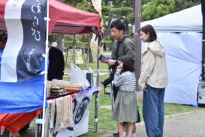 和菓子の店で買い物をする親子