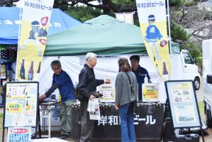 岸和田ビールのお店でビールを買う夫婦