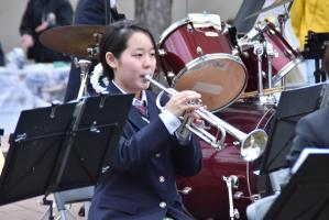 トランペットを吹く女子高生