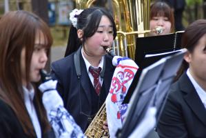 サックスを吹く女子高生