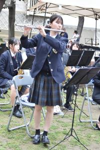 立ち上がってフルートのソロパートを吹く女子高生