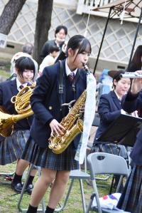 立ち上がってサックスのソロパートを吹く女子高生
