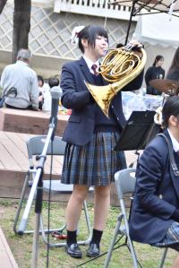 立ち上がってホルンのソロパートを吹く女子高生