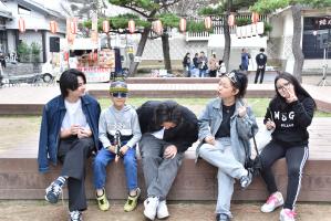 屋台の食べ物を食べながら楽しそうな男の子と女の子たち