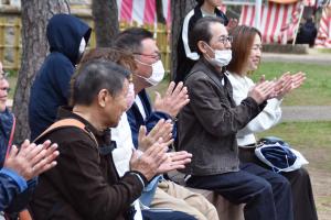 演奏に拍手をする観客の皆さん