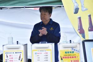 拍手をするお店の男性