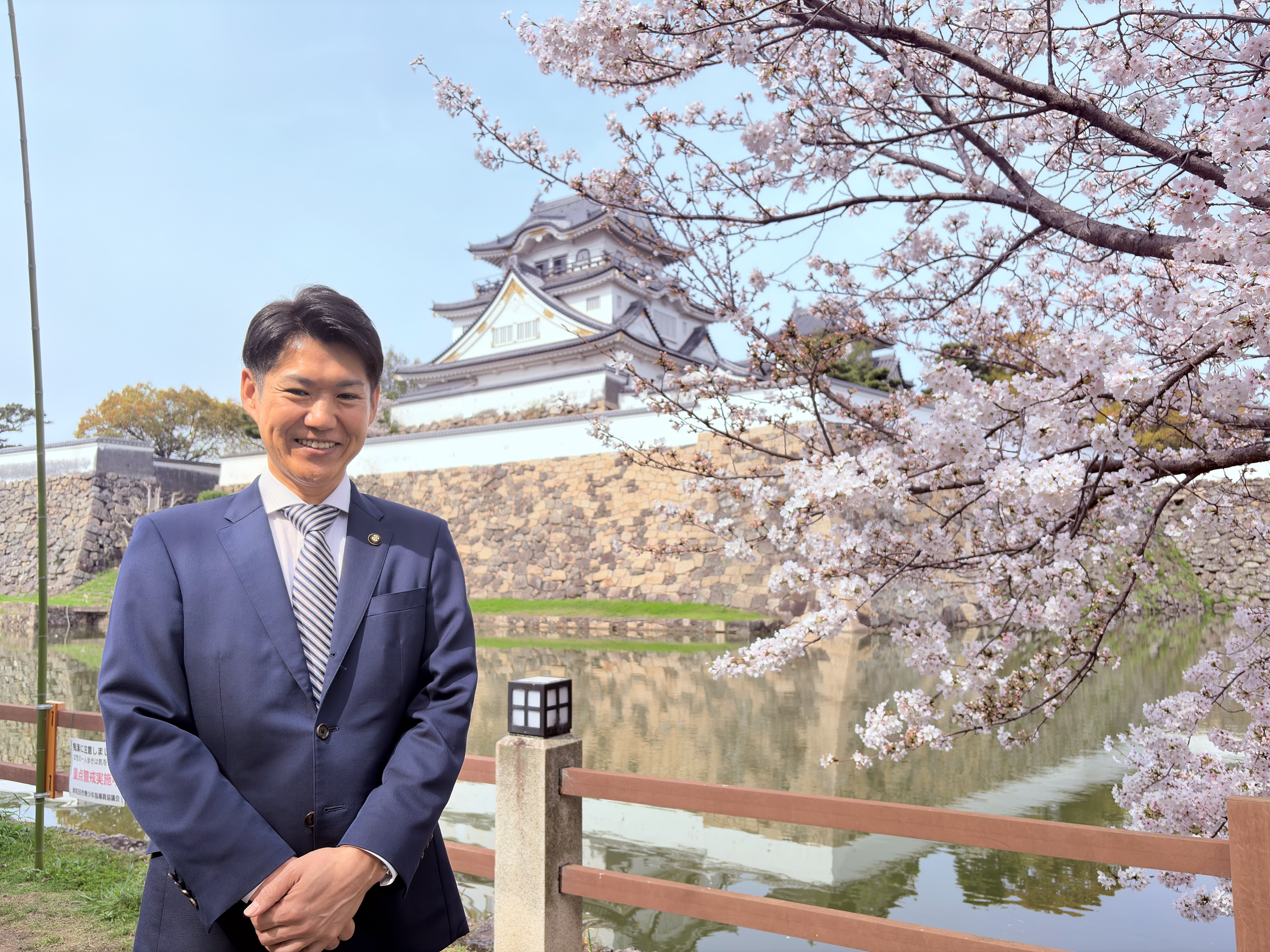 岸和田城と桜と市長の写真