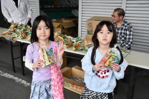 お菓子を持つ女の子2人