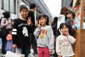 ピースする3人の子供