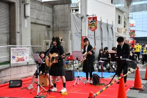 ギターなどを演奏する高校生