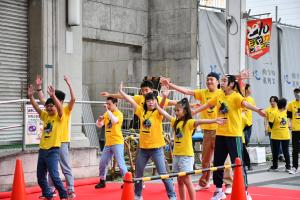 黄色いTシャツを着てダンスする子供たち