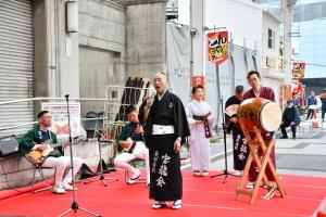 着物姿で音頭を披露する男性