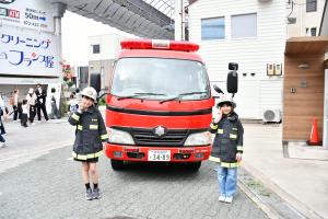 消防車と2人の子供