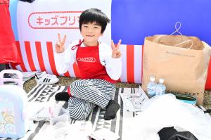 両手でピースしている男の子