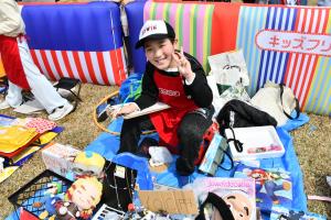 帽子をかぶって販売している男の子