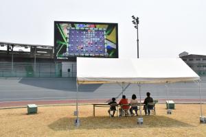 大画面でゲームをしている様子