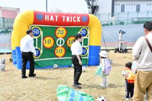 サッカーボールを的に当てている写真