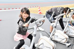 自転車を漕いでいる女の子