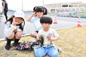 カメラに向かってピースしている3人の子ども