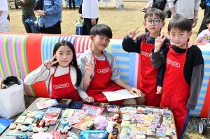 販売している４人の子ども