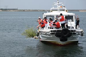 舟から産卵床を沈める様子