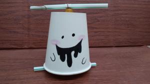 動く紙コップおばけの写真