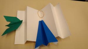 牛乳パックで紙飛行機発射台をつくろうの写真