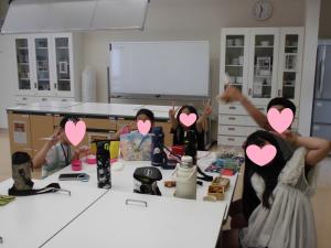 お友達と一緒に楽しく昼食を食べるこども達1