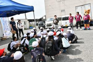 子どもたちに説明をする市職員