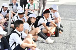 真剣に説明を聞く児童たち