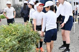 産卵床を運ぶ児童