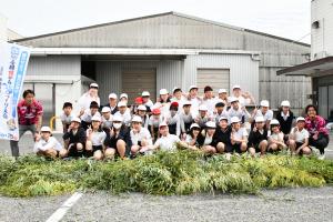 出来上がった産卵床の後ろに並んで記念撮影