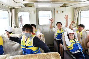 船の中ではしゃぐ児童