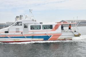 児童たちを乗せた船