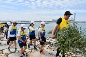 設置場所まで歩く児童たち