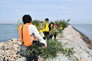 設置場所まで歩く児童たち