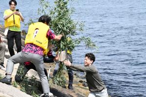 産卵床が海に投げ込まれる様子