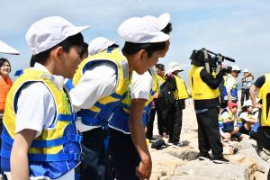 産卵床が投げ込まれるのを見守る児童たち