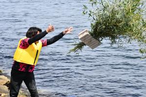 産卵床を投げる丸橋アンバサダー