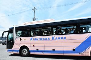 バスから手を降る児童たち