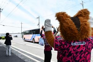 バスを見送るセレッソ大阪の皆さん